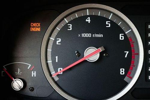 Tại sao đèn check engine nhấp nháy?