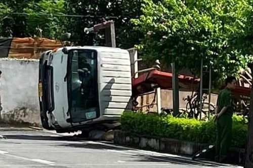 Hà Nội: 1 người tử vong do xe cần cẩu bị lật