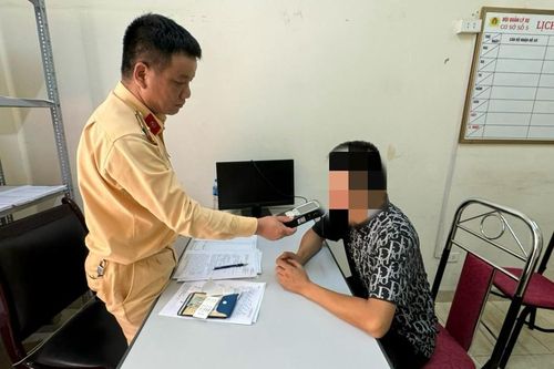 Triệu tập tài xế xe khách vượt đèn đỏ đâm lật xe tải