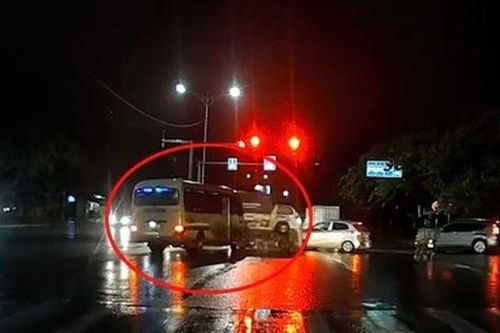 Tai nạn giao thông mới nhất 4/7/2024: vượt đèn đỏ, đâm lật ôtô rồi bỏ chạy