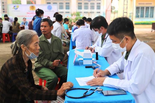 Công an tỉnh Đắk Nông khám bệnh, cấp phát thuốc miễn phí cho người dân xã Ea Pô