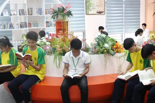 Sinh viên Học viện Nông nghiệp Việt Nam 'check in' phòng đọc hiện đại