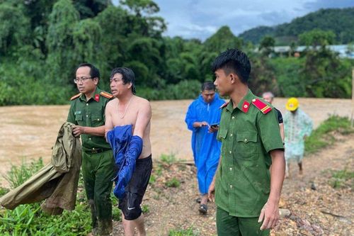 Công an Quảng Nam cứu người đàn ông bị cô lập giữa sông do lũ quét