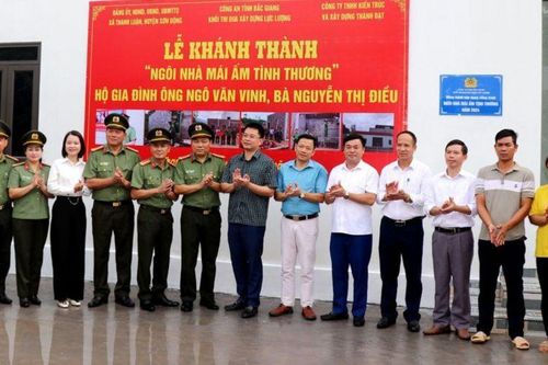 Công an Bắc Giang trao tặng nhà cho hộ nghèo trên địa bàn tỉnh.