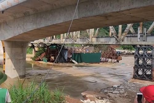 Yên Bái: Tàu cuốc trôi trên sông Chảy va chạm và mắc kẹt vào cầu Tô Mậu