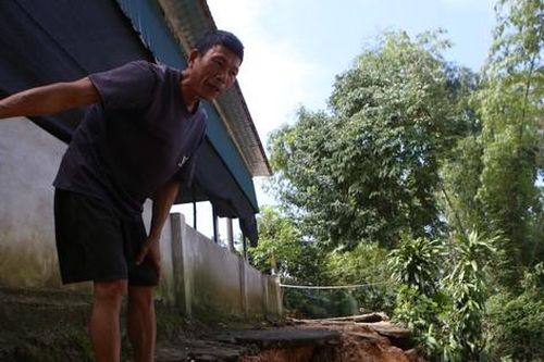 Sông lấn làng, nhà dân chênh vênh bên miệng 'hà bá'