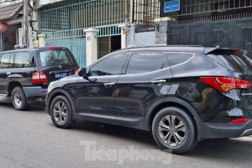 Xe biển xanh chở cảnh sát tới nhà cựu phó chủ tịch tỉnh Bình Thuận