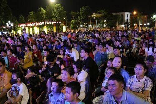 Hàng nghìn người ngồi bệt xem chiếu phim ngoài trời