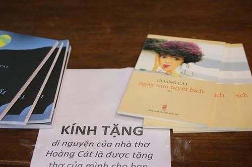 Gia đình tặng thơ cho người đến viếng nhà thơ Hoàng Cát