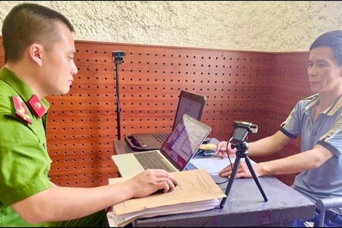 Bắt kẻ lắp camera quay lén trong nhà nghỉ để tống tiền