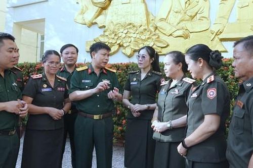 Sĩ quan Quân đội Lào học tập nghiệp vụ công tác thanh niên tại Việt Nam