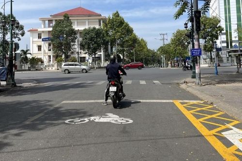 Vạch mắt võng ở làn rẽ phải, gặp đèn đỏ ô tô được đi hay dừng?
