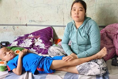 Bé trai 10 năm giành giật sự sống với căn bệnh hiếm gặp