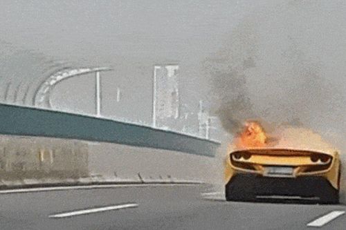 Siêu xe Ferrari F8 cháy rụi vì tài xế lái hộ không biết lái số sàn