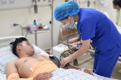Đang đi chơi với bạn, người đàn ông trẻ nhập viện cấp cứu vì tai nạn hy hữu