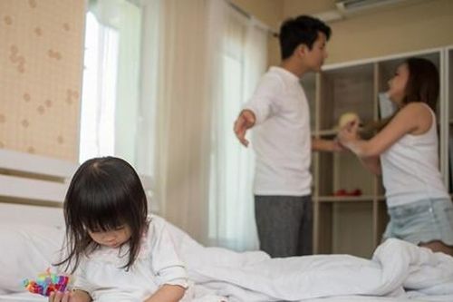 Chồng 'sôi máu' vì về quê nội không có điều hòa, vợ đưa con ra nhà nghỉ ngủ
