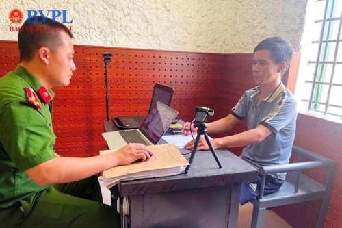 Lắp camera quay lén trong nhà nghỉ để tống tiền khách
