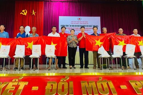 Hội Chữ Thập đỏ tỉnh Hà Nam trao 200 lá cờ Tổ quốc tặng ngư dân tại huyện Nghi Lộc