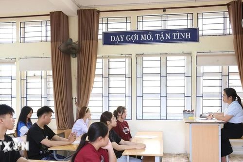 'Tôi thi trượt đại học và nỗi cô đơn, buồn tủi tới tận cùng giữa bãi tha ma'