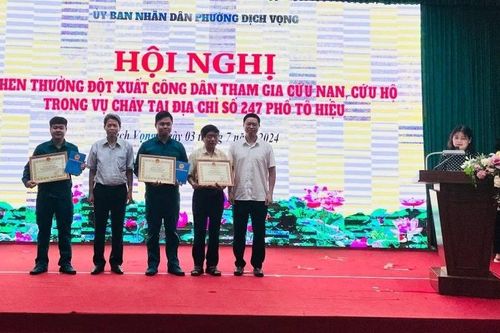 Khen thưởng người dân dũng cảm cứu 4 người trong vụ cháy ở phố Tô Hiệu