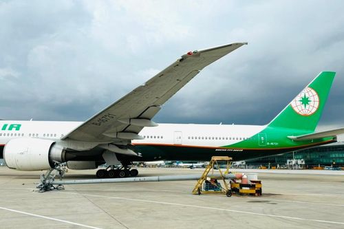 Máy bay đâm trúng cột đèn chiếu sáng ở sân bay Tân Sơn Nhất