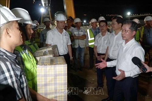 Động viên công nhân xây dựng ca đêm trên bến cảng Liên Chiểu