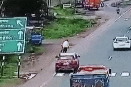 Clip: Ô tô tông người đàn ông tử vong rồi bỏ chạy khỏi hiện trường