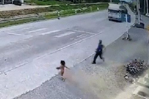 Người đàn ông cứu mạng bé gái đang lao ra giữa đường