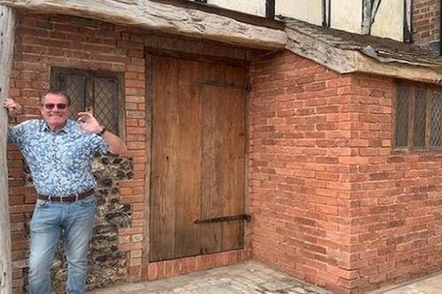 Cải tạo quán rượu, người đàn ông 'đụng' trúng kho báu cổ 350 năm tuổi
