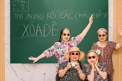 Đáng yêu bộ ảnh cụ ông cụ bà nhắn nhủ đến các sĩ tử sau khi kết thúc mùa thi