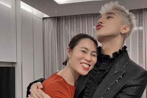 Mẹ Sơn Tùng chúc mừng thành tích của con trai theo cách không ai ngờ đến