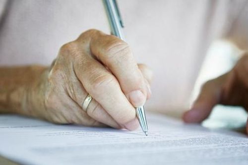 Mẹ kế có được lập di chúc để lại tài sản cho con riêng của chồng không?