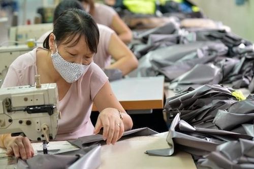 Đơn đặt hàng ngành sản xuất tăng nhanh nhất 13 năm