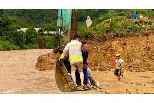 Cảm động hình ảnh chiến sĩ công an dũng cảm cứu người giữa dòng lũ xiết, xứng danh 'vì dân phục vụ'