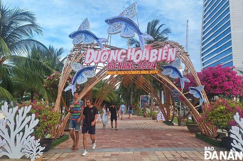 Du khách háo hức thưởng lãm sản phẩm trang trí: Đường hoa biển Đà Nẵng