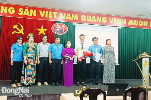 Chi bộ Liên đoàn thành phố Long Khánh kết nạp đảng viên mới trong công nhân