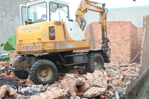 Cưỡng chế 'nóng' một công trình nhà ở xây trái phép ở phường Trảng Dài