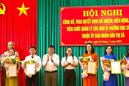 An Khê công bố quyết định bổ nhiệm, điều động 16 viên chức ngành giáo dục