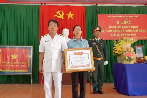 Trao bằng Tổ quốc ghi công cho gia đình hai liệt sĩ hy sinh khi thực hiện nhiệm vụ tại Trường Sa