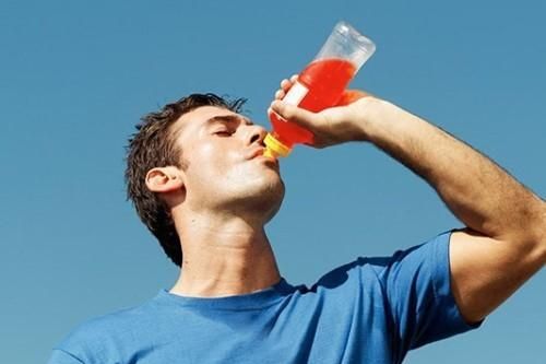 Tác hại tiềm ẩn của việc tiêu thụ nước tăng lực quá nhiều