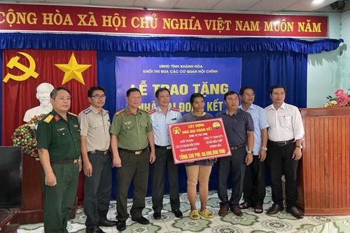 Khối Thi đua các cơ quan nội chính tỉnh: Trao tặng nhà đại đoàn kết cho 1 hộ nghèo huyện Khánh Sơn