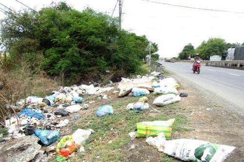 Đổ rác bừa bãi ra đầu cầu