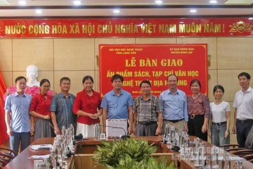 Hội Văn học nghệ thuật tỉnh trao tặng huyện Đình Lập 4.000 cuốn sách