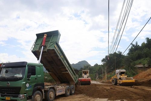 Khẩn trương di chuyển đường điện ra khỏi phạm vi giải phóng mặt bằng dự án nâng cấp Quốc lộ 279