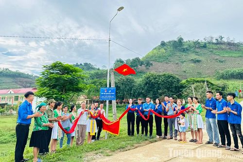 Khánh thành tuyến đường Thắp sáng đường quê và bàn giao kinh phí xây dựng Ngôi nhà 15-10 tại Sơn Dương