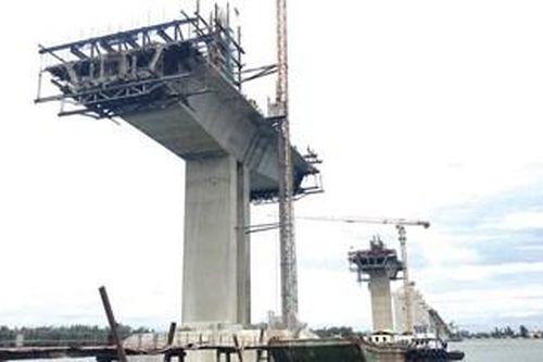 Cầu vượt cửa biển dài nhất miền Trung sắp về đích