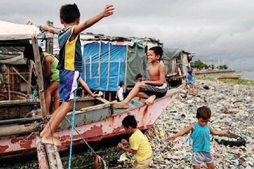 Philippines: Đổi rác lấy gạo để làm sạch bãi biển