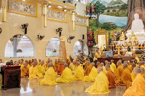 Chư Tăng TP.Thủ Đức Bố-tát chung tại hạ trường chùa Vạn Đức