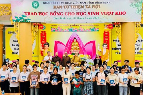 Bình Định: Ban Từ thiện xã hội tỉnh trao học bổng đến các em học sinh vượt khó năm học 2023-2024