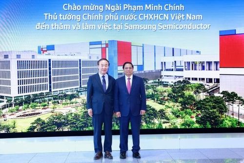 Thủ tướng Phạm Minh Chính thăm tổ hợp bán dẫn của Samsung